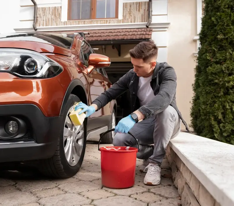 Lavage auto à domicile Chartrier-Ferrière : professionnel intervenant sur un véhicule